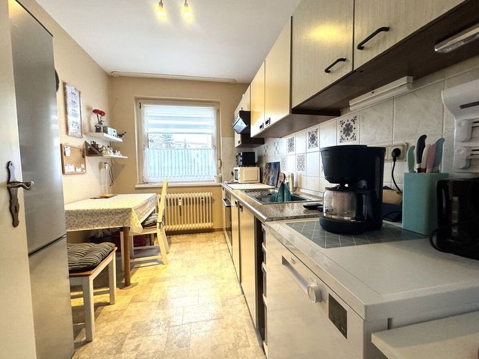 Charmante Erdgeschosswohnung mit 72 m² 
(3 Zimmer) im zentralen Zeven. – Küche