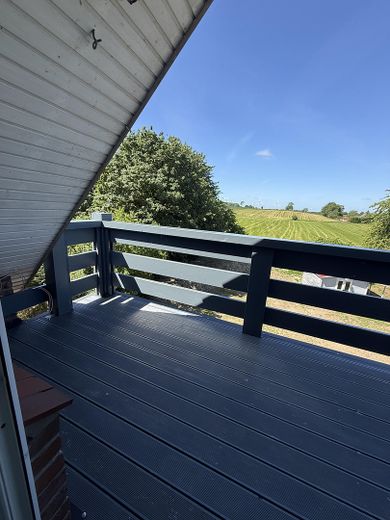 Traumhafter Erstbezug im DG! Sanierte Dachgeschoss-Oase mit Feldblick & Stellplatz – Balkon