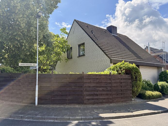 PRIVO DI PROVVIGIONE - casa unifamiliare indipendente in posizione migliore – abitare con giardino su attraente terreno d’angolo – Das Eckgrundstück