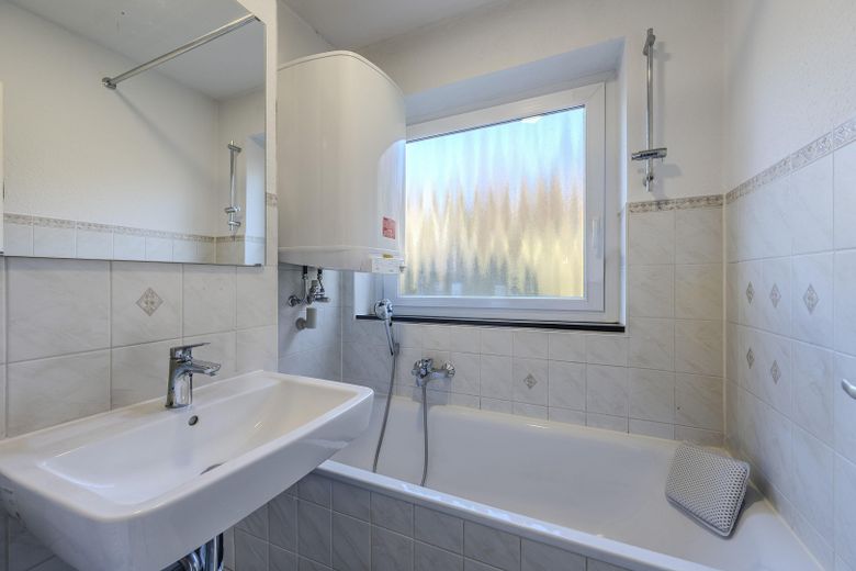 Sanierte 3-Zimmer-Wohnung mit großem Balkon & Einbauküche in Oberstenfeld – Bad