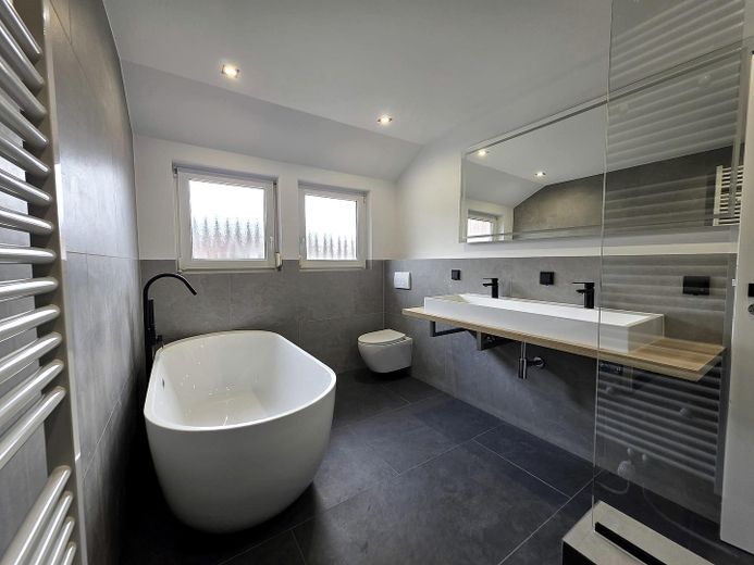 Provisionsfreie Maisonettewohnung mit ca. 123 m², 4,5 Zimmern und hochwertiger Ausstattung – Badezimmer