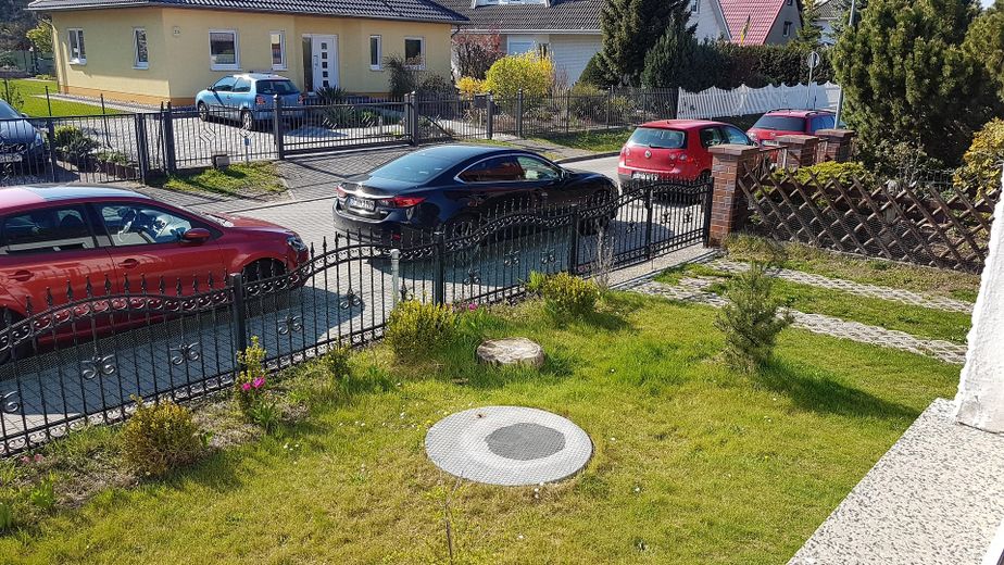 Vorgarten mit Blick Gartentor