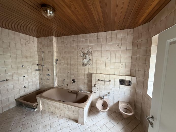 Per direct beschikbaar: ca. 184 m² verdeeld over 3 verdiepingen – als eengezinswoning of 2 appartementen – Bad EG