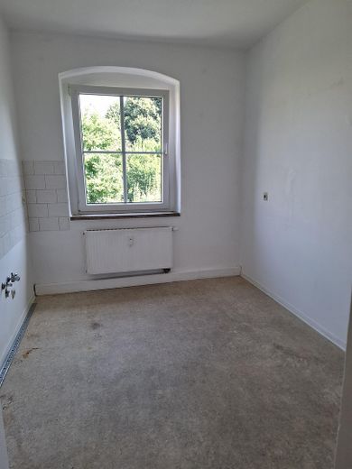 3-Raum-Wohnung, große Küche, 1.OG rechts, Bad mit Fenster, Wanne und Dusche / ALG + BG möglich – Blick in die Küche