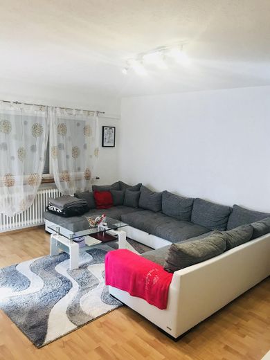 Lichtdurchflutete 3-Zimmerwohnung im Herzen von Brombach – Wohnzimmer