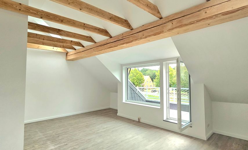 Heller Dachraum mit Loggia