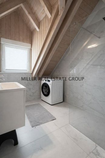 5-Zimmer-Maisonettewohnung in Kösching kaufen - großzügige Eigentumswohnung mit Balkon und zwei Stellplätzen nahe Ingolstadt! – Badezimmer