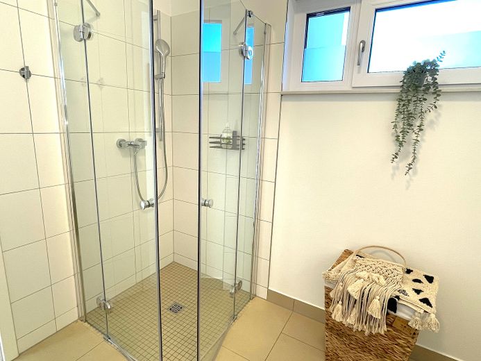 Sonnige Wohnung direkt am See in Neuruppin mit Gartenterrasse, voll ausgestattet – 10_Dusche