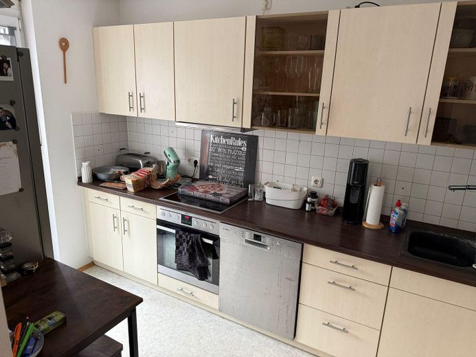 Vivienda con jardín y sensación de casa dentro de casa | Jardín de 135 m² | Sala de ocio interna | Plaza de aparcamiento en garaje subterráneo – Küche