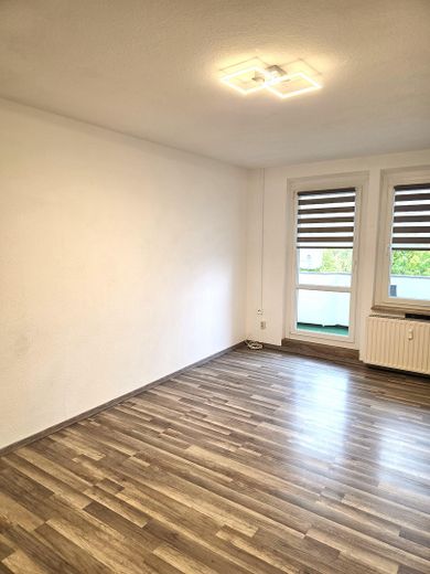 2-pokojowe mieszkanie z balkonem w Miśni, sprzedaż bez prowizji – Wohnzimmer Blick Balkontür