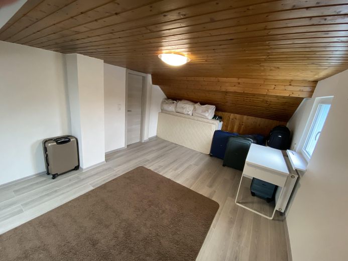 Einziehen, loskochen & wohlfühlen: Modernisiertes XL-Haus mit Traumküche, Komfort-Garage & Garten – 6. Zimmer 02