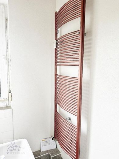 ***CHARMANTE EIGENTUMSWOHNUNG IN GEPFLEGTER WOHNANLAGE*** - Ideal für Eigennutzer und Kapitalanleger – Tageslichtbad mit Raumsparwanne, Toilette, Waschtisch und Handtuchheizkörper