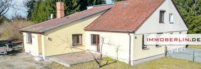 IMMOBERLIN.DE - Interessantes Haus mit Potenzial, Garage & Nebengebäude in ländlicher Lageharmonie