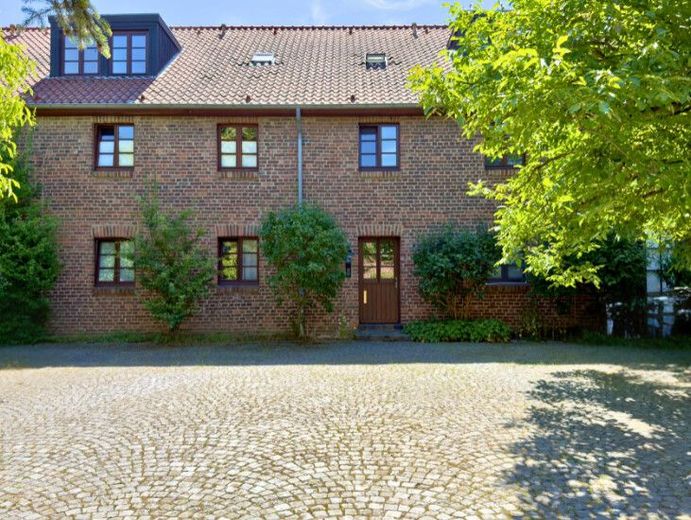 Stilvolles Dachgeschoss-Apartment in historischer Hofanlage von
Köln-Zündorf – Blick auf das Objekt