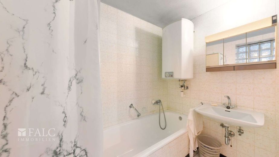 Charmantes Bauernhaus mit angrenzender Scheune und viel Potenzial – Badezimmer