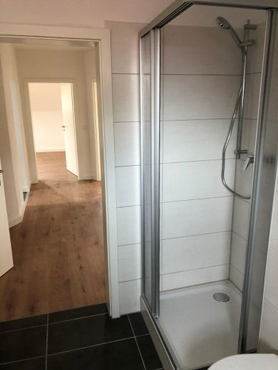 Işıkla dolup taşan 3 odalı daire, balkon ve modern banyo ile – Bad