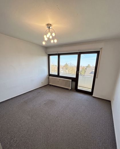 Sehr zentral gelegene lichtdurchflutete 3 Zimmer Wohnung zzgl. einer Garage zu verkaufen! – Schlafzimmer