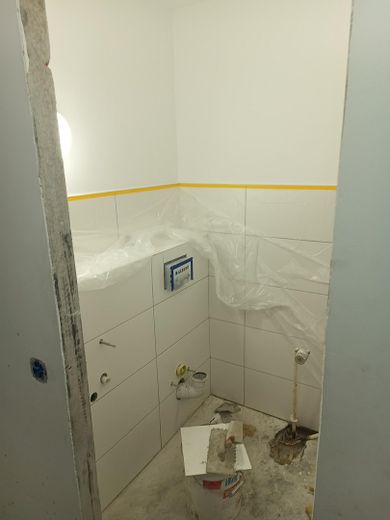 Toller Balkonblick über den Main und Frankfurt  Komplettsanierung – Gäste WC