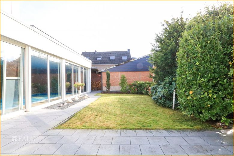 Mehrgenerationenhaus mit Schwimmbad – Garten