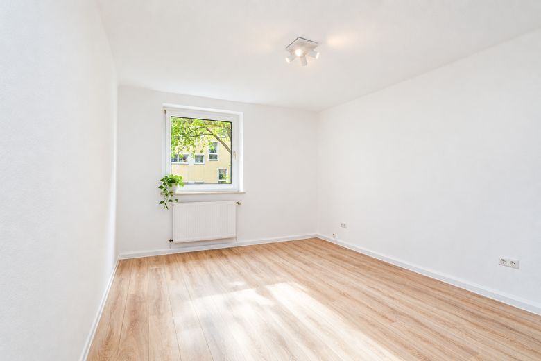 Renovated 3-room apartment with new fitted kitchen, privately offered and ready for occupancy – Schlafzimmer