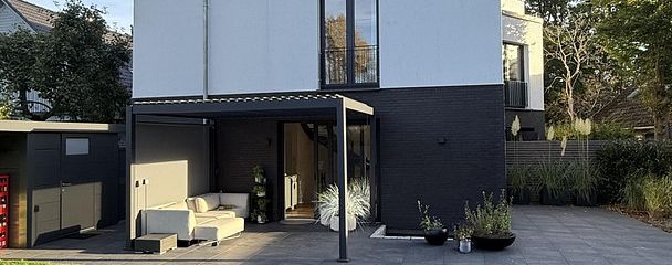 Modernes Endhaus am Brabandkanal - großer Privatgarten, Wärmepumpe und Spa – Hausansicht Gartenseite
