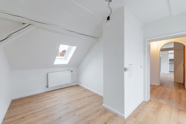 Wunderschöne 3 Zi Dachgeschoss Wohnung mit Balkon und Küche – Wohnen 2