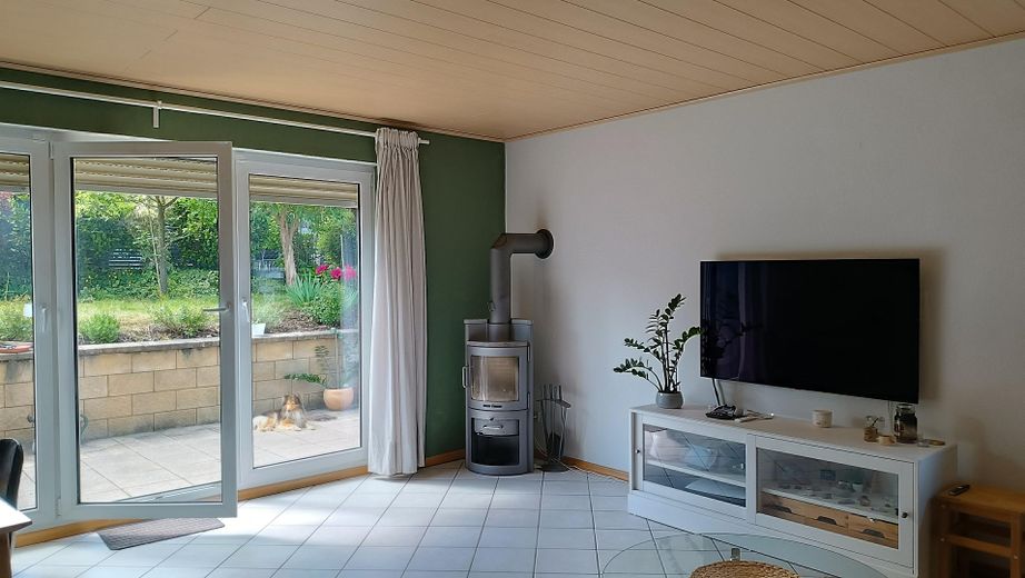 Komisyonsuz: Niefern-Öschelbronn’da bahçeli ikiz ev – Wohnzimmer