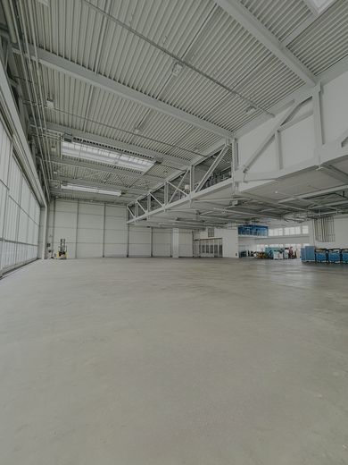 Exklusiver Hangar mit Flugfeldzugang – Werkstatt, Büro & Vorfeld | Neuhausen ob Eck – Hangar Alpha