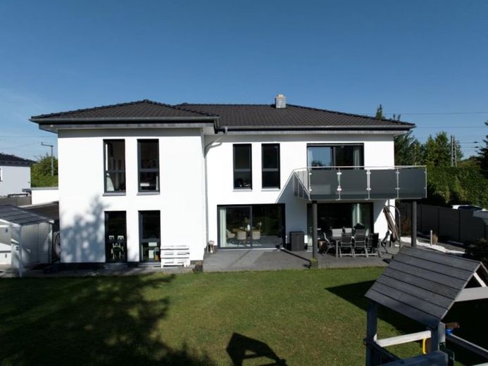 Exclusive city villa in a central location in Niedervellmar – Photo 1