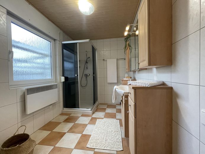 Il vostro angolo di Rheindürkheim – con cortile, carport e riscaldamento nuovo – Das Badezimmer 