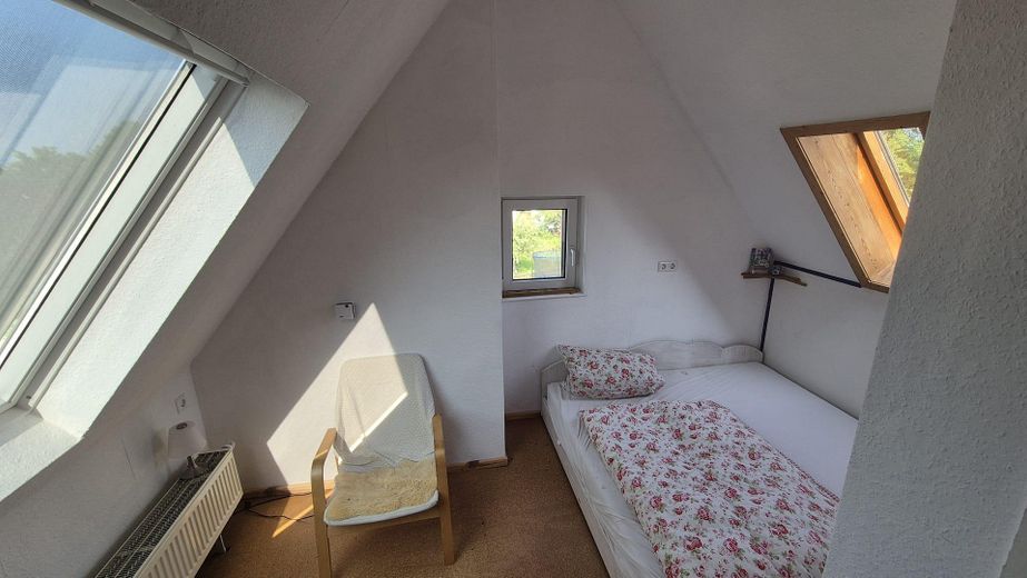 Ruhig gelegenes Einfamilien- / Zweifamilienwohnhaus mit sonnigem Garten – Zimmer DG