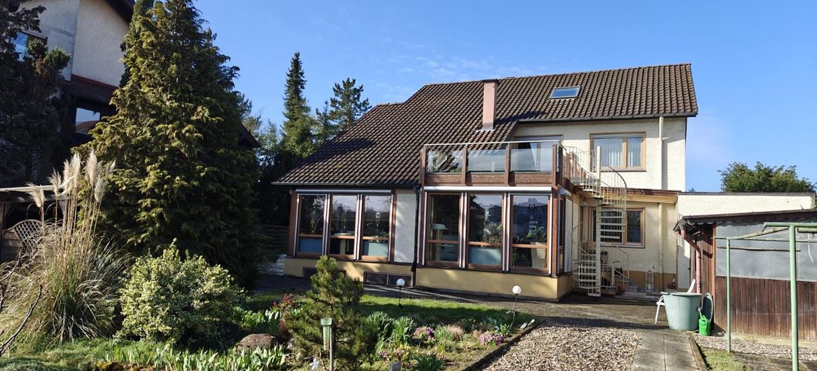 Mehrfamilienhaus mit großem Grundstück – Hausansicht hinten