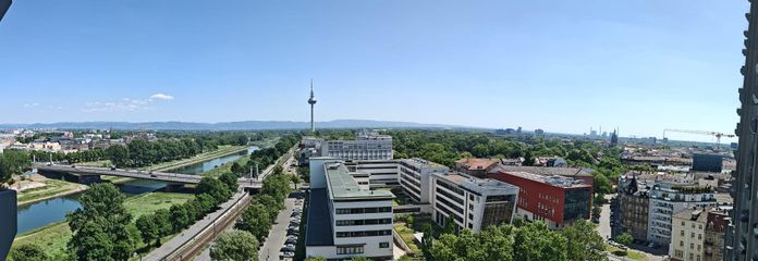 Stilvolles Wohnen mit Panoramablick – Frisch renoviert & komplett neu möbliert – Balkonblick auf die Stadt