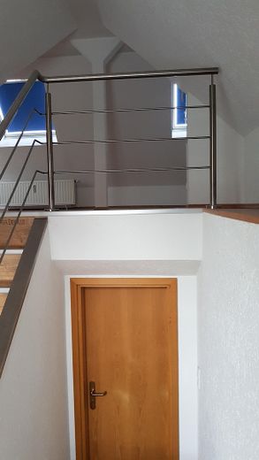 1 ZKB + Balkon in Zwickau-Auerbach, Dachgeschoss-Wohnung mit EBK – Eingangstür + Treppen-Aufgang