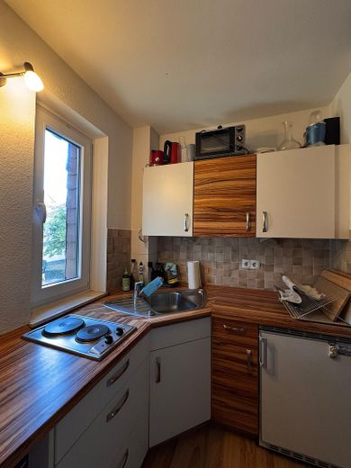 1,5-Zimmer möblierte Wohnung mit Balkon in zentraler Lage – Küche mit Fenster