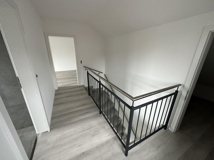 Premium 3-Zimmer-Maisonette-Wohnung mit offener Wohn-Ess-Küche, Dachterrasse & Fußbodenheizung – DG Flur