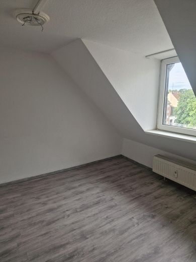 Dachgeschosswohnung in Hochfeld – Wohn/Schlafzimmer 1