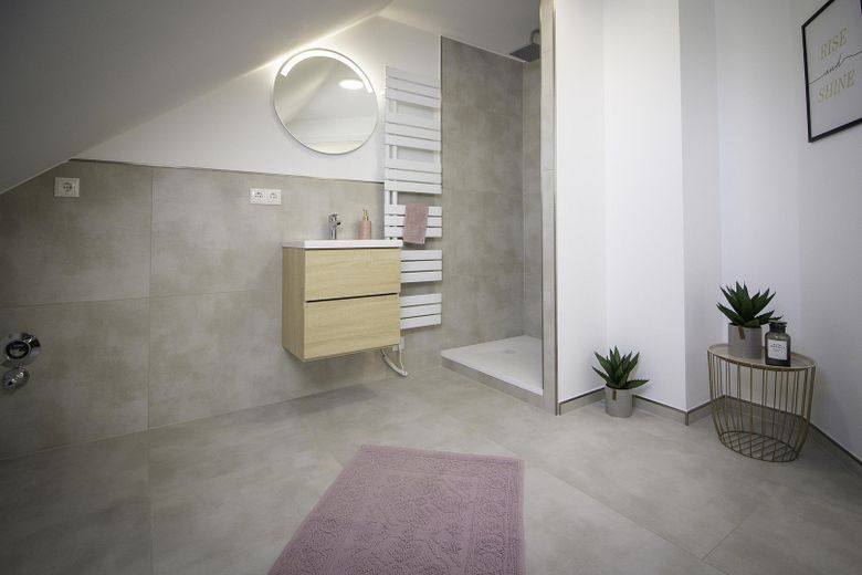 *Provisionsfrei**Neuwertig**Balkon**Klimaanlage**Dachgeschosswohnung 2. Obergeschoss Niederwerrn* – Badezimmer mit Dusche