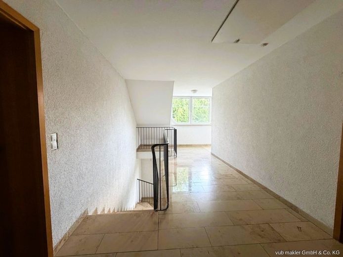 Helle Dachgeschosswohnung in Köditz mit zwei Balkonen und Tiefgaragenstellplatz – VUB0002470-3