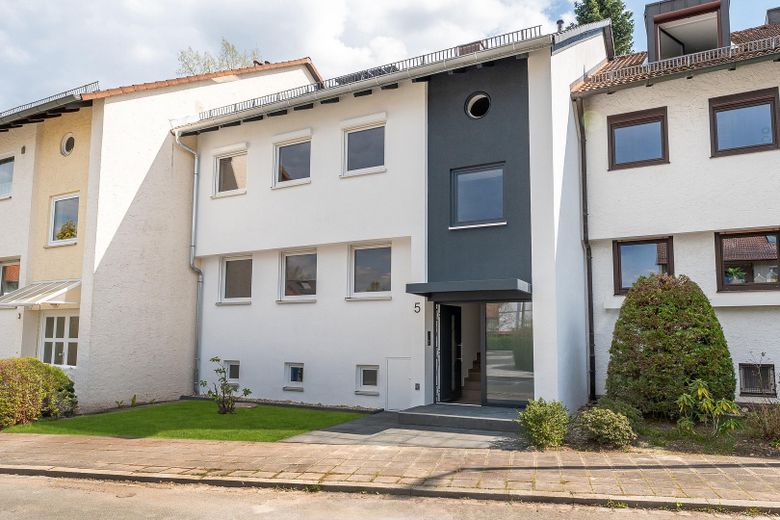 Exklusiv modernisierte 4-Zimmer-Wohnung mit Balkon in ruhiger Wohnlage – Erstbezug – Hausansicht