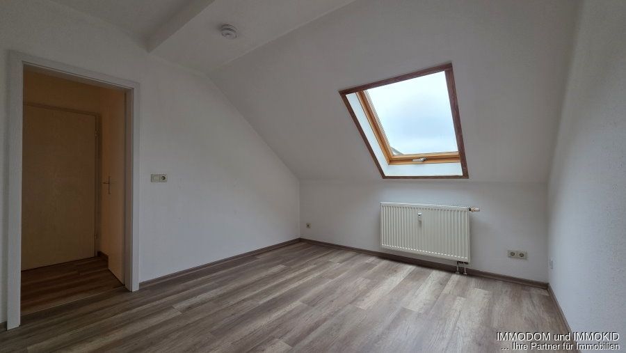 3-Zimmer-Dachgeschoss-Wohnung mit EINBAUKÜCHE in Zwickaus Nordvorstadt an KAPITALANLEGER zu verkaufen! – Schlafen