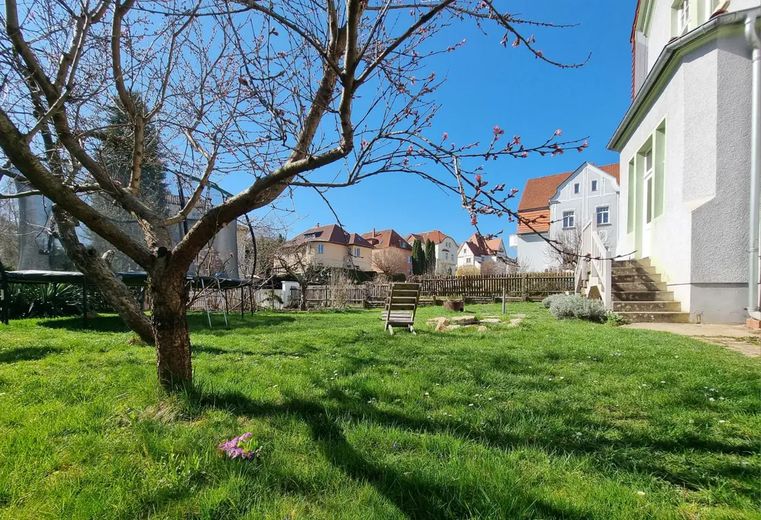 Private sale: Historic villa with 9 rooms and a garden – Garten