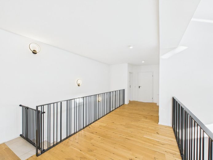 Charmante und energieeffiziente Architektenvilla mit hochwertiger Ausstattung – Flur im OG