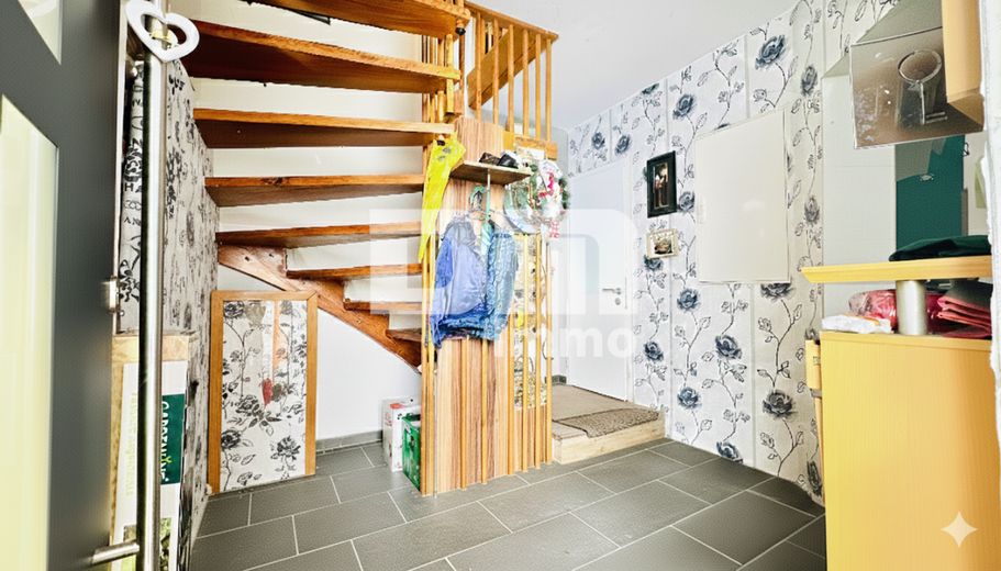 Umfangreich saniertes EFH inkl. PV-Anlage, Terrasse, Wintergarten und Garage – Souterrain Haupteingang Flur / Diele / Windfang