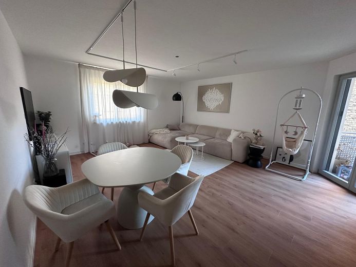 Ekskluzywne mieszkanie 3-pokojowe z balkonem, wallboxem i prądem lokatorskim w centrum Weilbach – Wohnzimmer