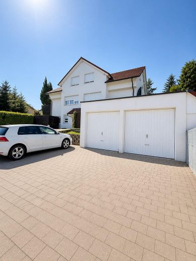 Großzügige 4-Zimmer-Maisonette Wohnung mit Hauscharakter, Garten und 2 Garagen – Außenansicht