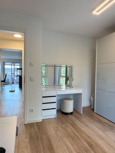Exklusive 3-Zimmer-Wohnung in Fürth-Burgfarrnbach – hochwertige Küche, Balkon, Aufzug & TG – Büro 4