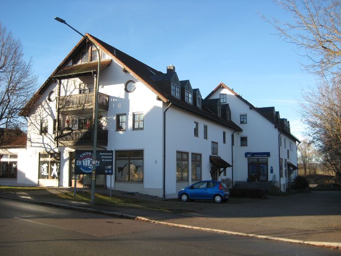 Avis aux investisseurs : duplex habité et meublé de 4 pièces avec cuisine, salle de bains et WC supplémentaires, dans un quartier calme proche du centre – Geamtansicht West