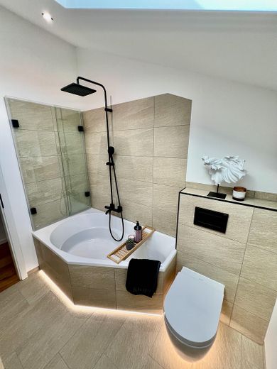 Architekten-Unikat in Neu-Anspach: Moderner Luxus & Erstbezug nach Sanierung – Wannen-/ Duschbad
