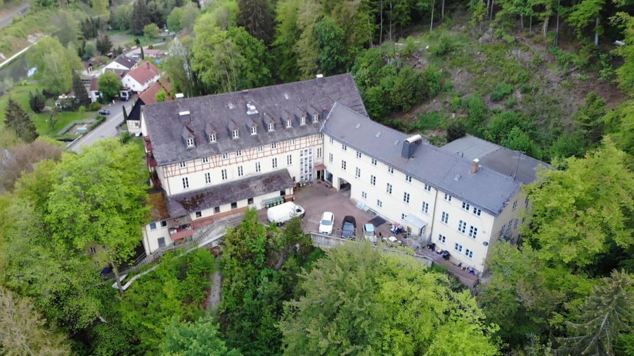 Grande proprietà con tre edifici in posizione privilegiata su un terreno boschivo di 33.600 m² – Foto 1